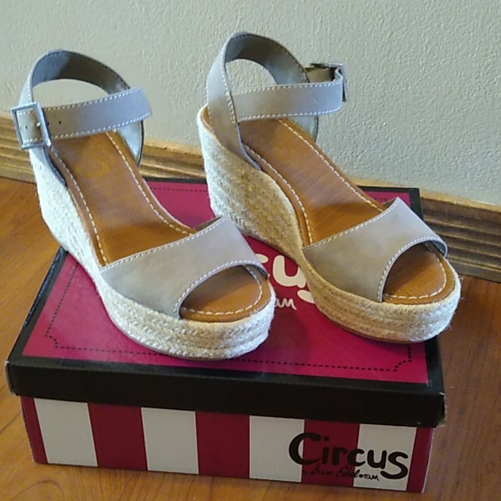 Shoes-Brand New - Picture 9 of 11